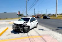 Accidente vial deja solo daños y obstrucción en acceso a colonia popular