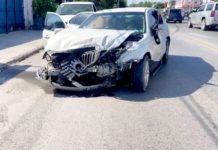 Aparatoso accidente deja lesionados, daños materiales y caos