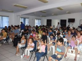 Disfrutan niños Cine en tu colonia