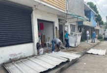 Conductor pierde el control de su automóvil choca contra motos, y puesto de tacos en Madero.