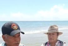 Pareja busca metales en playa Miramar