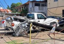 Cae poste y daña vehículo en Madero