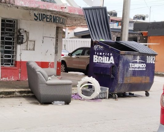 Exhortan a la población y a carretoneros a no dejar colchones, estufas, muebles al lado de contenedores de basura