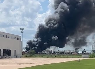Sofocan voraz incendio en depósito de chatarra en McAllen