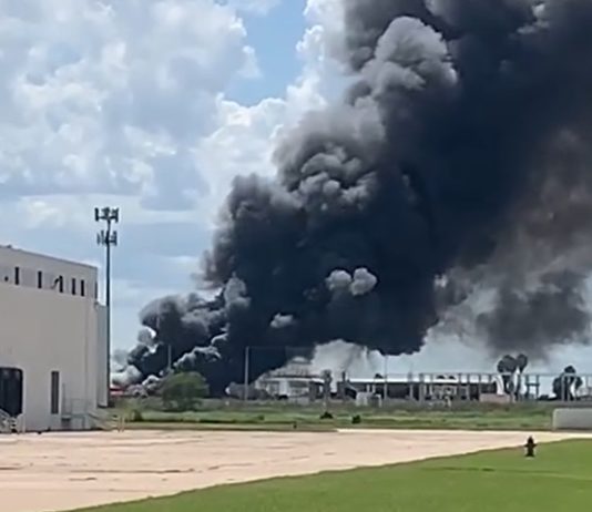 Sofocan voraz incendio en depósito de chatarra en McAllen
