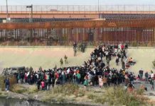 Texas ignora orden de EU sobre muro de púas en frontera con México e instala un tercer cerco para evitar la migración