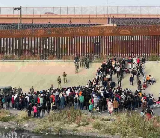 Texas ignora orden de EU sobre muro de púas en frontera con México e instala un tercer cerco para evitar la migración