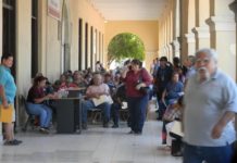 Adultos mayores esperan afuera del Palacio Federal su registro al programa ’65 y Más’