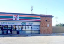 Ratero amaga a empleados con arma blanca y roba dinero