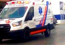 Unidad médica auxilia a víctima tras salir lesionada al caer de una vivienda
