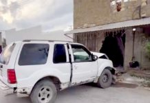 Unidad ocasiona daños tras proyectarse contra unidad y fachada de vivienda