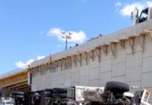 Vuelca tráiler en concurrida carretera dejando daños materiales y caos