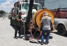 Sondeó COMAPA drenaje sanitario en diferentes sectores