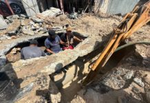 Continúan labores de reparación de una fuga de agua en la calle Río Purificación