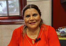 Padres de familia solicitan a regidora les apoye con la lista de útiles escolares