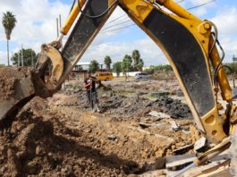 Trabaja COMAPA en la rehabilitación de drenaje sanitario en la colonia Del Río