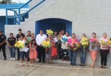 Amas de casa toman Curso de Elaboración de Flores de Foamy