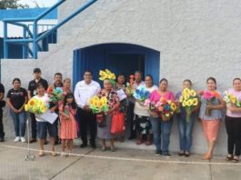 Amas de casa toman Curso de Elaboración de Flores de Foamy