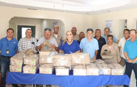Entregan nuevos uniformes y botas de trabajo a empleados