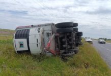 Vuelca unidad en carretera Reynosa–San Fernando dehando daños materiales