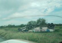 Vuelca pipa cargada de gas en carretera a San Fernando
