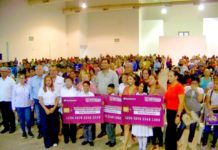Alcalde Carlos Peña Ortiz, sigue entregando tarjetas de becas municipales