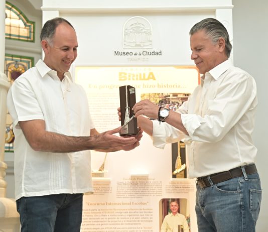 Entrega Chucho Nader a Museo Preseas Internacionales Otorgadas a la Ciudad