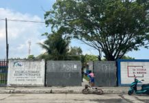 Madres piden solución al problema del drenaje de la primaria donde van sus hijos