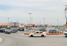 Rateros se roban unidad de estacionamiento de centro comercial