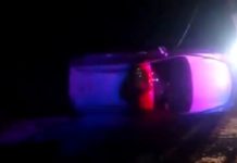 Vuelca unidad en concurrida carretera y deja cuantiosos daños materiales