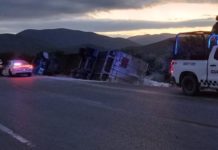 Auxiliam a conductor de tractocamión tras volcadura