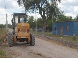 Realizan trabajos de motoconformación en la calle Miguel Hidalgo y Costilla en La Laja