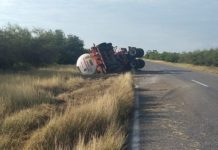 Vuelca tractocamión con material flamable en carretera a Padilla