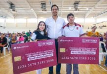 Entregará Carlos Peña Ortiz tarjetas de Becas Municipales Contamos Contigo 2024″