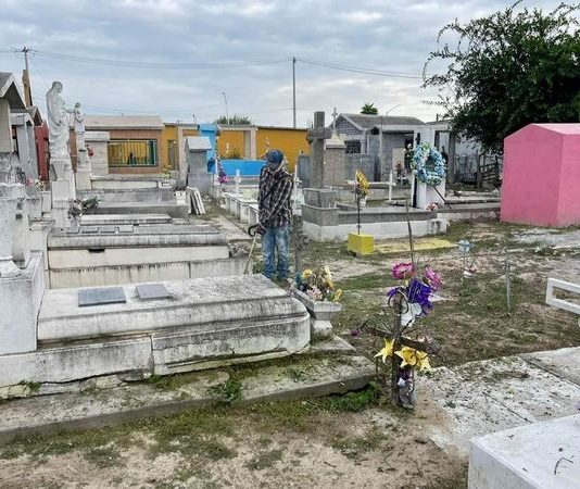 Servicios Primarios Realiza Limpieza en el Panteón de Guardados de Abajo