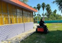 Realizan corte de césped en el Jardín de Niños Josefa Ortiz de Domínguez en el Poblado Venecia