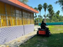 Realizan corte de césped en el Jardín de Niños Josefa Ortiz de Domínguez en el Poblado Venecia