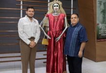 Artista oaxaqueño radicado en Matamoros regala una Catrina en honor al Día de Muertos