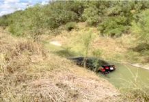 Accidente vial deja cuantiosos daños materiales tras caer unidad en dren