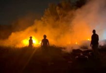 Bomberos sofocan incendio en pastizal en colonia popular