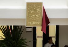 Devela Mónica Villarreal Escudo Oficial de Tampico en Palacio de Gobierno Estatal