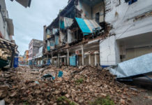 Se derrumba fachada de un edificio en la zona de los mercados de Tampico