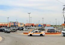 Rateros se robar unidad de estacionamiento de centro comercial