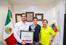 Alcalde Carlos Peña Ortiz entrega reconocimiento a destacado deportista