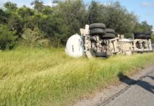 Vuelca pipa sobre carretera y deja cuantiosos daños materiales