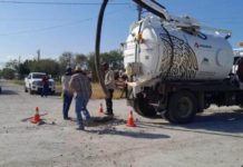 Realizan desazolve de drenaje en González Villarreal