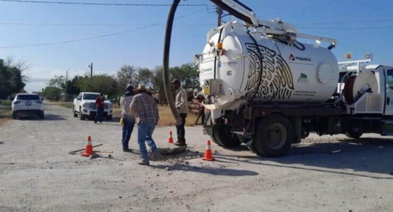 Realizan desazolve de drenaje en González Villarreal