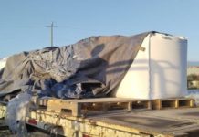 Vuelca unidad y deja derrame de floruro de aluminio sobre la carpeta asfáltica