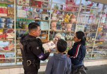 Entregan trípticos informativos para prevenir y atender la violencia en contra de las mujeres