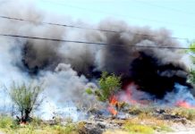 Bomberos acuden a sofocar incendio en predio baldío